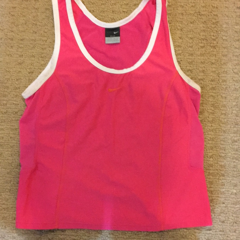 Nikes women’s top